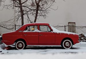 czerwony samochód na śniegu