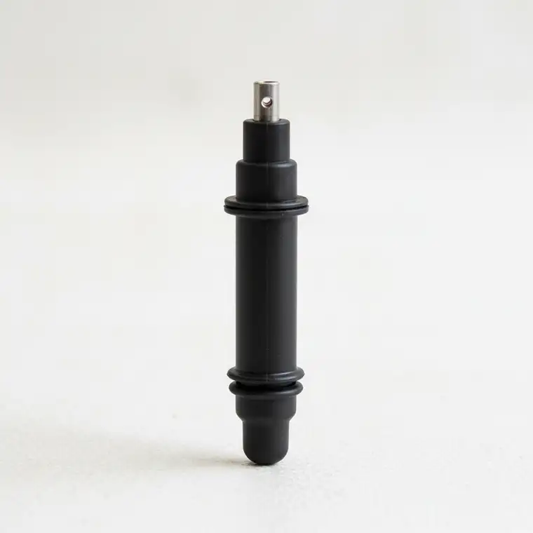 Mechanik sprawdza cewkę zapłonową w komorze silnika popularnego auta benzynowego, omawiając koszt wymiany jednej cewki zapłonowej w 2026 roku